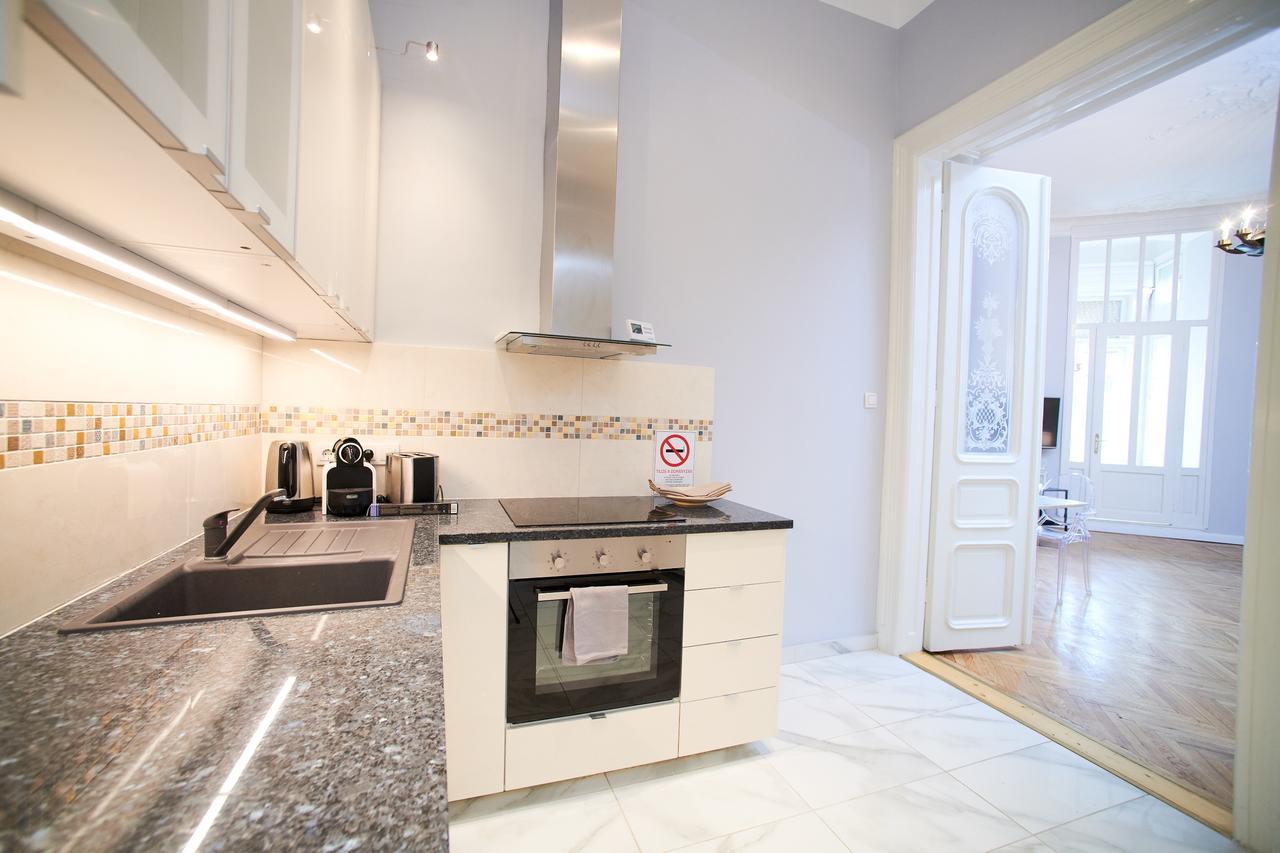 New York Palace View Apartment Budapest Luaran gambar