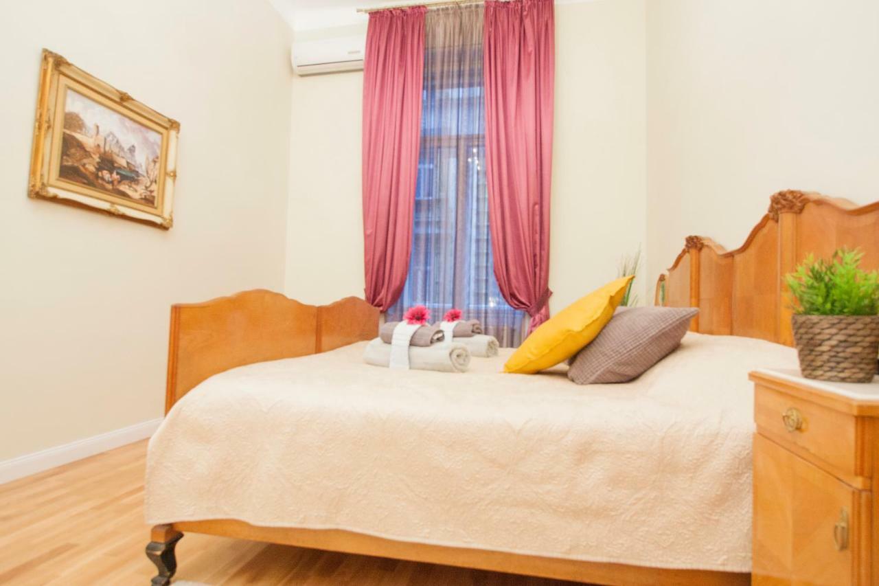 New York Palace View Apartment Budapest Luaran gambar